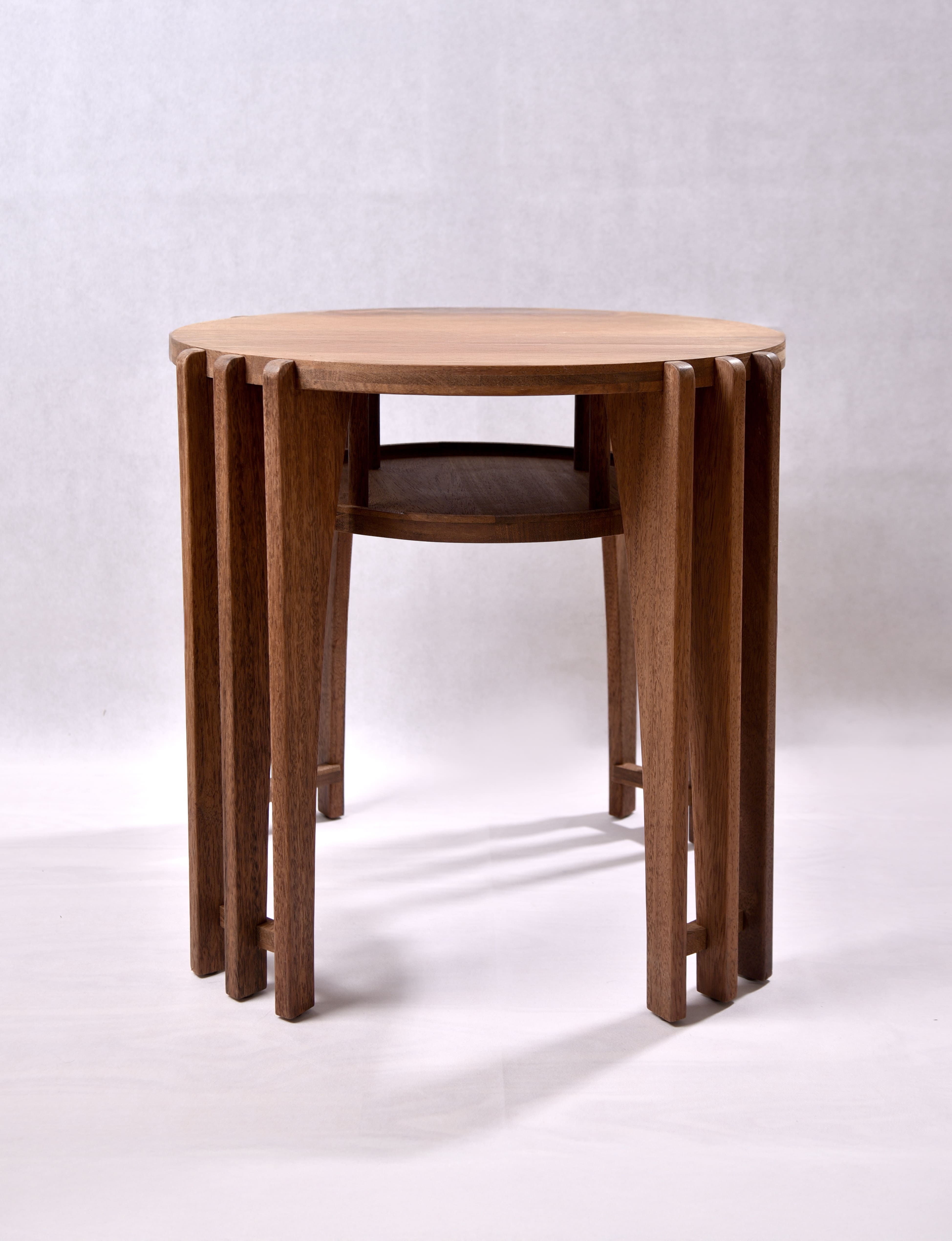 Unikatna lesena masivna mizica z dvema ravnima površinama